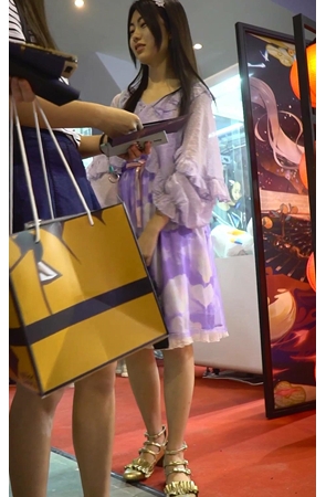 连衣裙美女