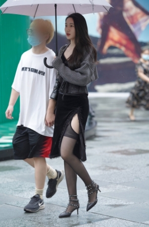 白皙热裤长腿美女