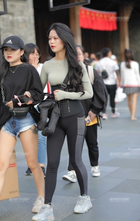 束腰美眉
