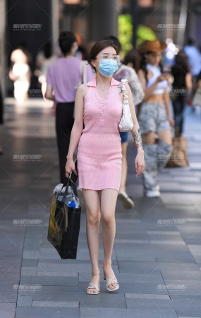 粉色短裙美女