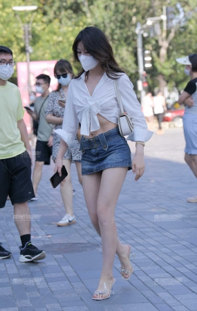 牛仔短裙美女