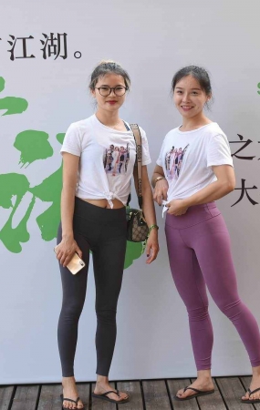 两位紧身瑜伽裤美女