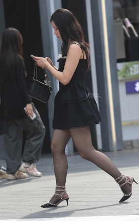 街拍黑丝高跟少妇-13P