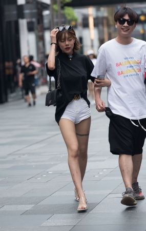 墨镜美女
