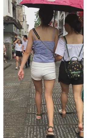白色热裤吊带妹子