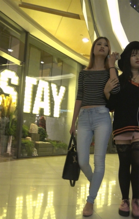 条纹露肩T恤紧身牛仔裤美女