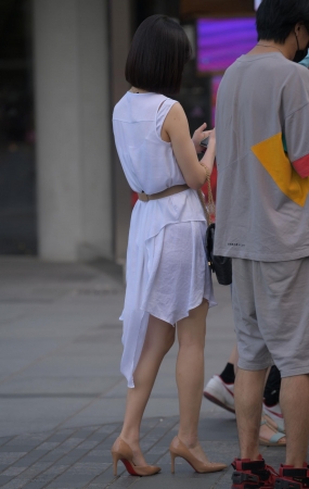 白裙气质美女