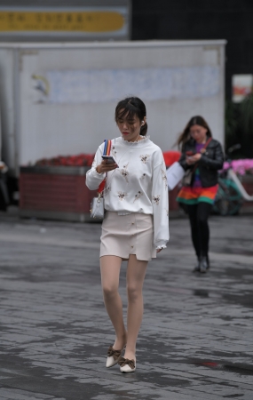 玩手机的妹子