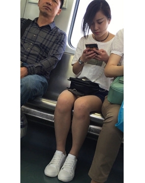 面对如此漂亮的妹妹坐旁边，大叔显得有点不淡定了。