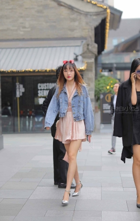 街拍银白色高跟时尚美女