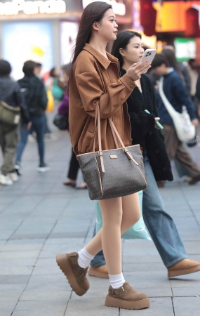 街拍肉丝妹子