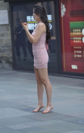 连体包臀粉裙美女