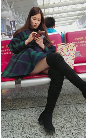 玩手机的高靴美女