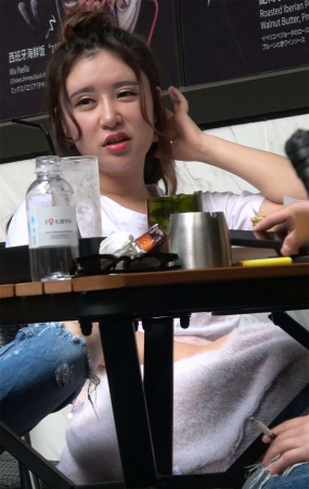 爱拍照的美姐姐