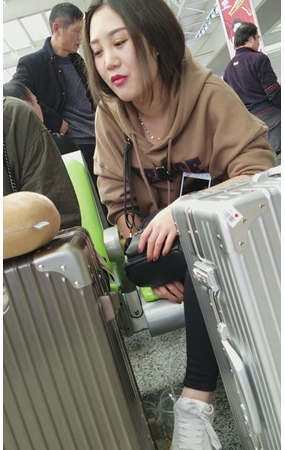 白嫩红唇美女