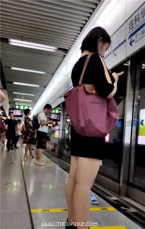 街拍清纯靓妹 [723 MB/mp4]