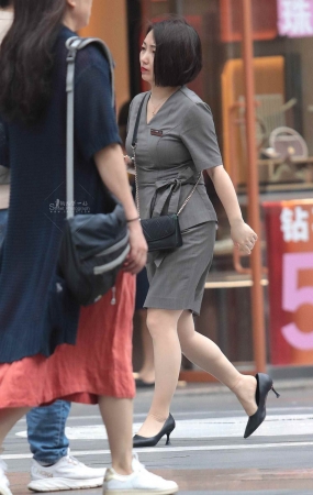 肉丝街拍高跟OL