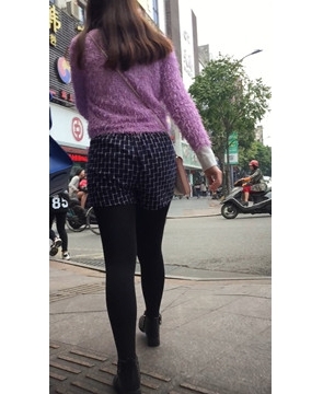 街拍黑丝袜打底裤肥臀大屁股美女