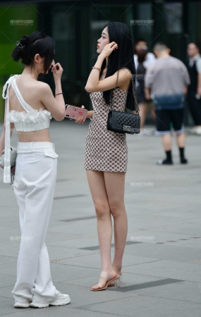 苗条吊带短裙美女