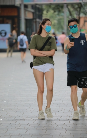 戴着口罩的漂亮小姐姐