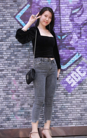 清秀牛仔裤美女