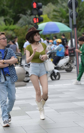 西部牛仔风热裤美眉