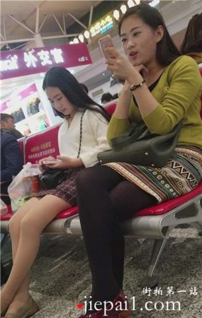 4k-高铁候车室笑容超级甜美的黑丝美腿MM，颜值简直要爆表。