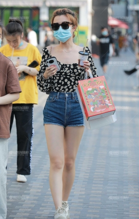 奶茶热裤Y Y小美女