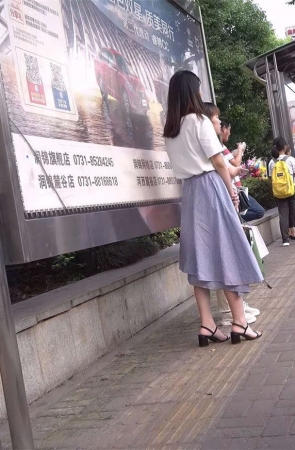 凉高跟，玉足MM在等公交车