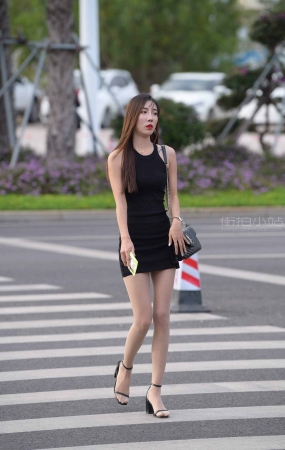 街拍苗条高挑包臀短裙美女