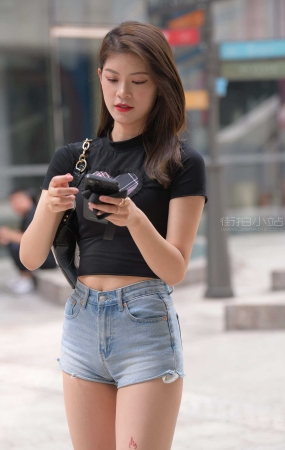 热裤美腿女孩