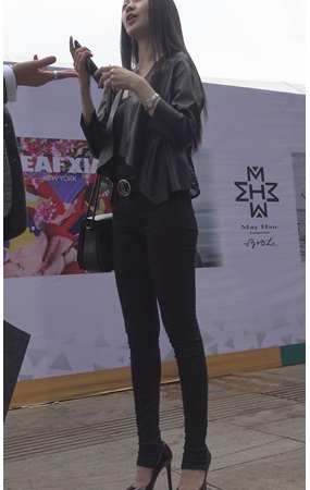 漂亮的黑色牛仔裤高跟美女