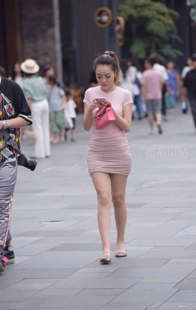 街拍粉色紧身包臀裙美女