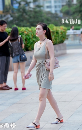 丰满吊带裙 眼神好迷离.-11P