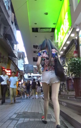 花衬衫白短热裤美腿美女