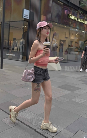 街拍热裤粉色鸭舌帽美妞