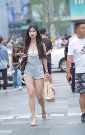 街拍背带裤女孩