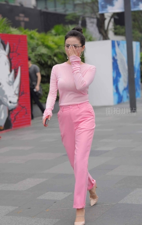街拍粉衣粉裤高跟街拍美女