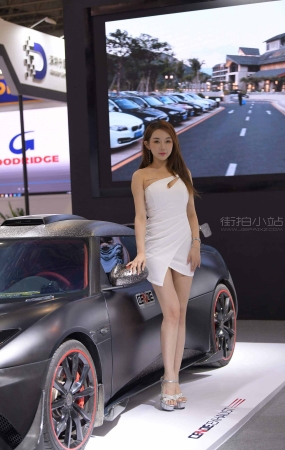 白裙车模