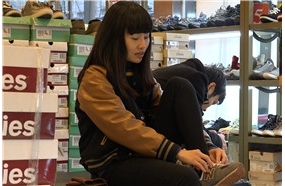 街拍试鞋的黑裤美眉 [1.63 GB/MP4]
