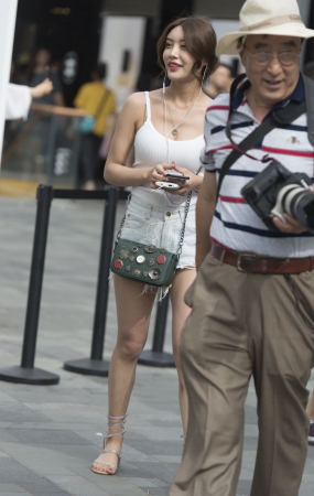 吊带热裤美女