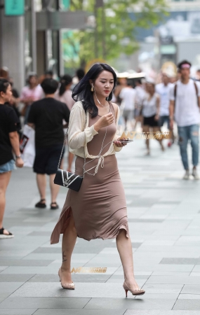 成熟美女的贴身长裙