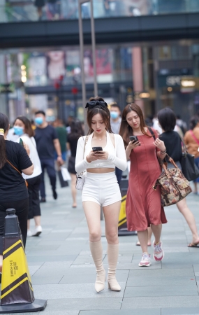 白色高腰热裤小姐姐