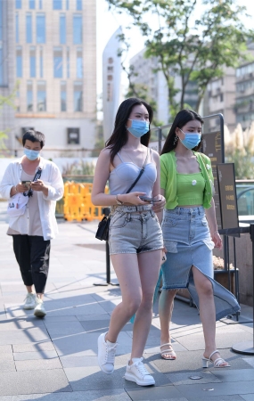 吊带热裤美女