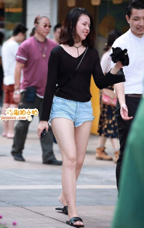 热裤年轻小妹