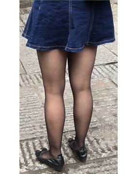 街拍诱人黑丝袜短裙美眉
