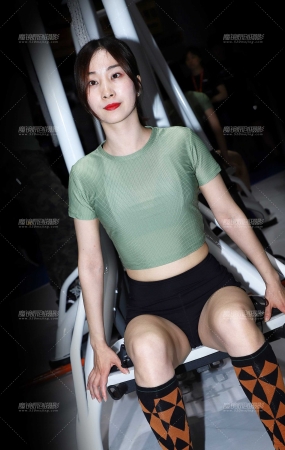 运动中的绿色上衣黑色小短裤