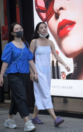 白裙小姐姐