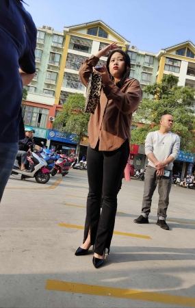 冒死拍到极品黑色紧身漆皮高跟视频➕图
