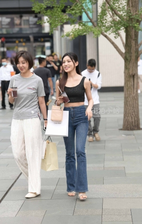 街拍蓝色牛仔裤大长腿美女